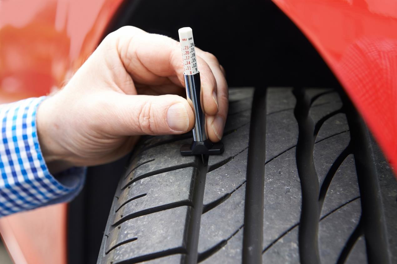 Measuring tyre tread depth