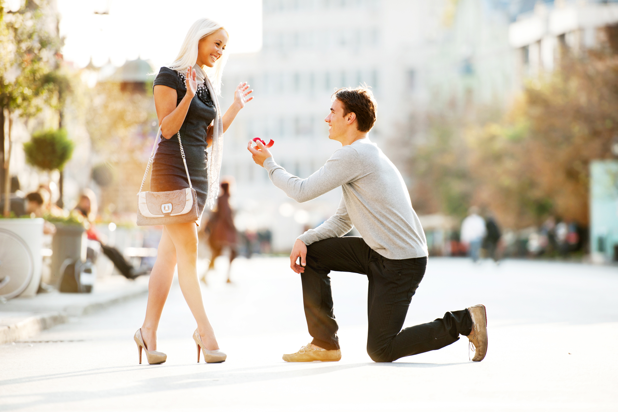 Young man proposing to a woman.