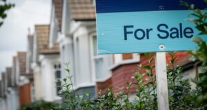 For,Sale',Estate,Agency,Sign,On,Street,Of,Typical,British